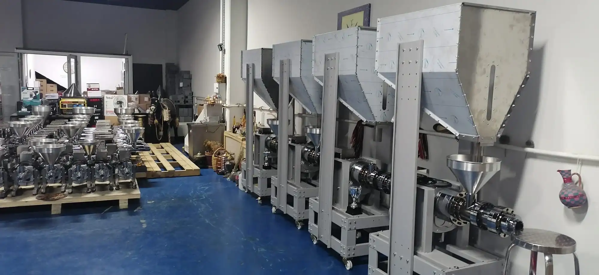 EB-3100 silo bunker besleme ünitesi makine ile bütünleşik görünüm